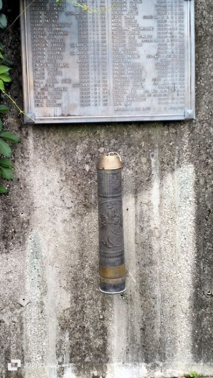Rottura volontaria della lampada che ricorda i caduti in guerra