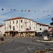 01_Piazza Liberta' viene addobbata a festa. Grande lavoro per Alpini e per tanti cittadini di buona volonta'