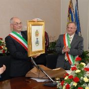 03_Il Sindaco di Gambugliano ha reso omaggio al Sindaco di Monteviale a dimostrazione del rapporto di amicizia e collaborazione, che prelude all'avvio di una associazione di servizi