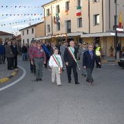 05_Al termine del Consiglio comunale il corteo ha raggiunto il piazzale antistante il monumento ai Caduti