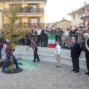 09_La messa a dimora di un giovane olmo, emblema del paese, vuole rappresentare la continuita' con il tempo e le tradizioni, a ricordo della storica pianta, abbattuta nel 1920, che rappresentava il 'centro sociale' del paese