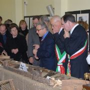 13_La mostra di oggetti del passato suscita interesse e curiosita' da parte di tutti