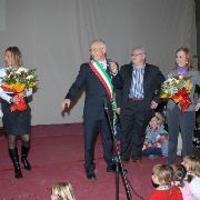 15_Omaggio del Sindaco agli autori del libro 'All'ombra dell'Olmo', Luisa Furlani, Paola Groppo e Luigino Caliaro