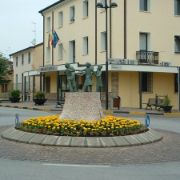 Piazza Liberta' - sullo sfondo la sede municipale e in primo piano la scultura dell'artista Alfonso Fortuna - Foto archivio comunale